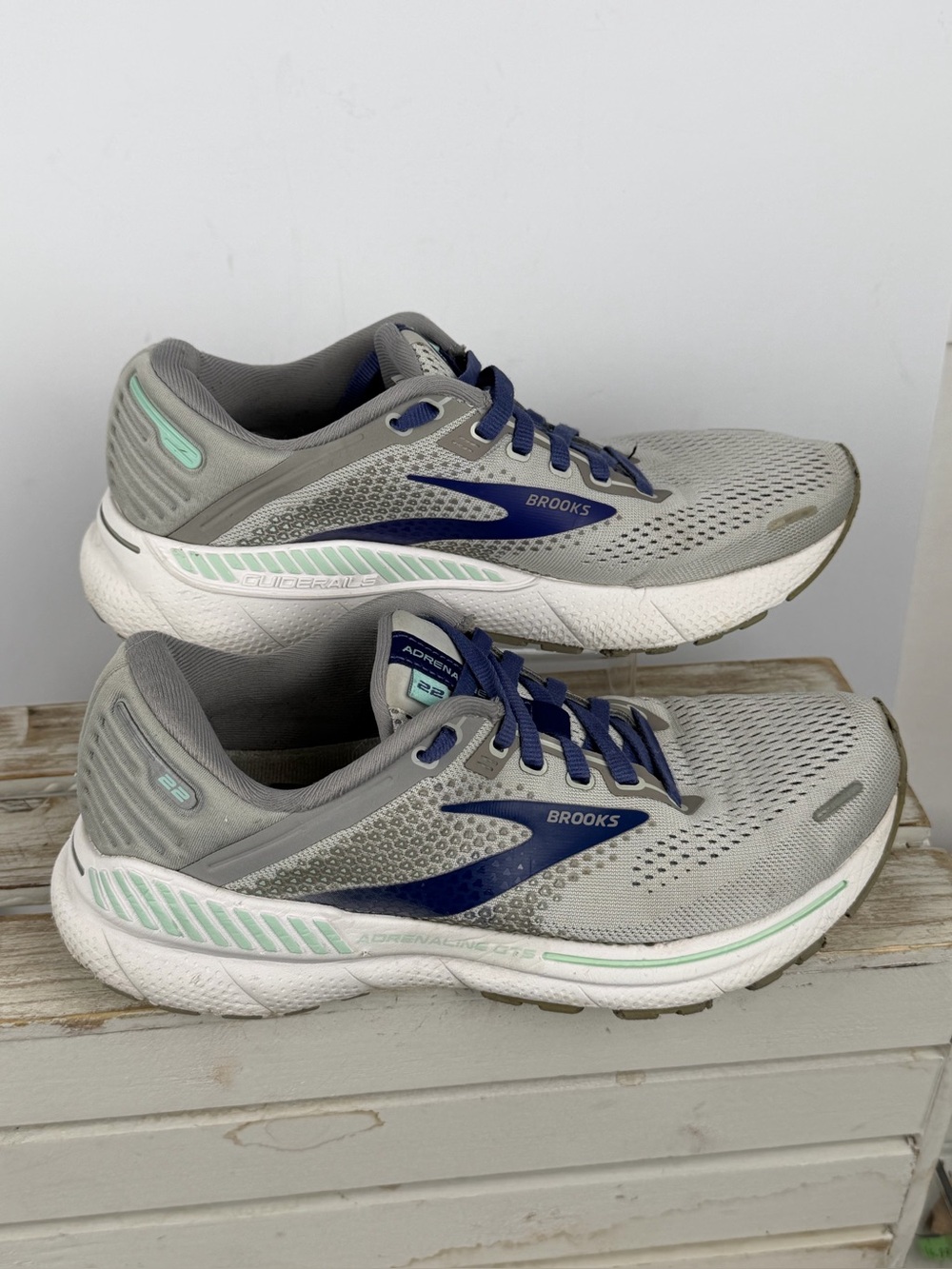 Brooks Adrenaline GTS 22 running shoes in a gray colorway size 7.5D Wide width